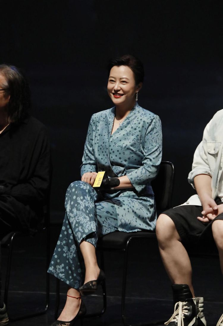 郝蕾穿出"微胖美精髓",菱格纹上衣配阔腿裤洒脱帅气,美得高级|郝蕾|阔