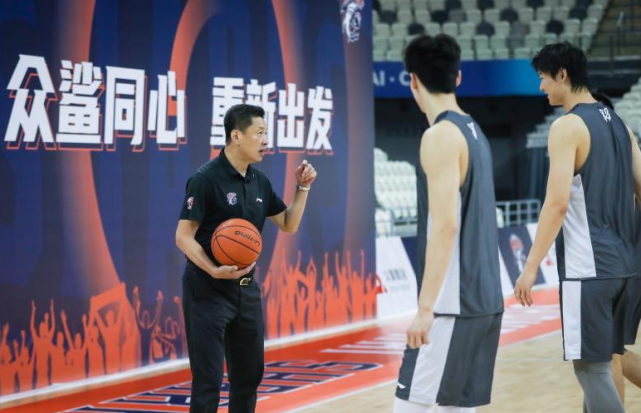 男篮国家队主帅被挖墙脚,广东宏远最大功臣或离队,恐无缘四连冠休闲区蓝鸢梦想 - Www.slyday.coM 男篮国家队主帅被挖墙脚,广东宏远最大功臣或离队,恐无缘四连冠休闲区蓝鸢梦想 - Www.slyday.coM