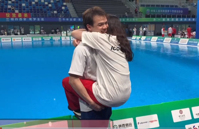 郎才女貌!全运跳水赛场上演考拉抱 奥运冠军合影贴面世界冠军