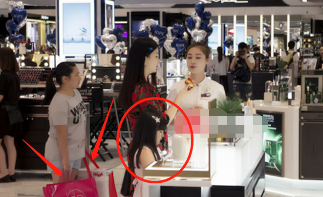 李湘吐槽女儿上课玩手机！看妈妈直播刷礼物，当场被工作人员发现休闲区蓝鸢梦想 - Www.slyday.coM