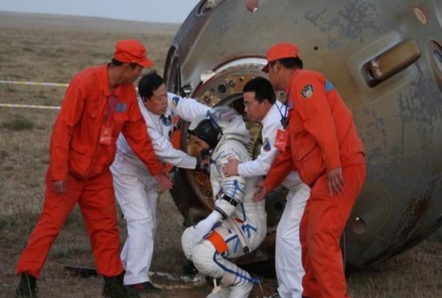 航天员返回地球后,为什么都站不起来,要坐在轮椅上?牺牲太大了休闲区蓝鸢梦想 - Www.slyday.coM