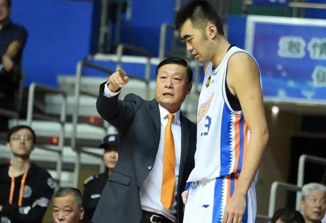 2队2冠的李秋平,为什么甘心给李春江打下手?