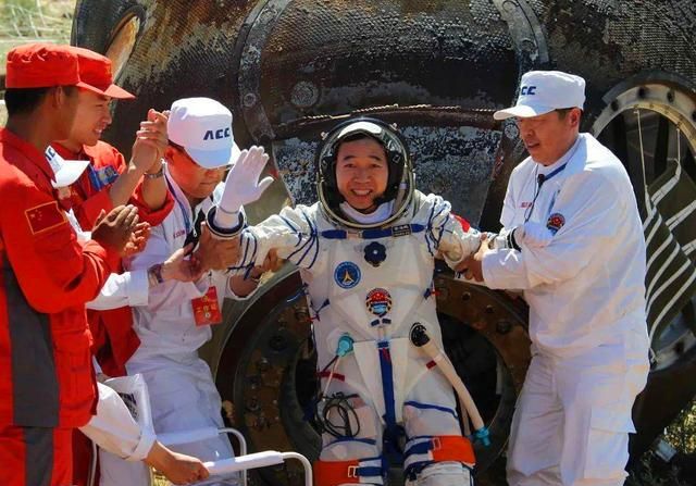 航天员返回地球后,为什么都站不起来,要坐在轮椅上?牺牲太大了休闲区蓝鸢梦想 - Www.slyday.coM