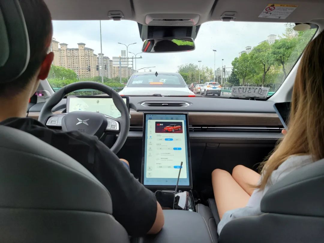 这是关于小鹏P5的一手试驾体验，手撕对手的底气够吗？休闲区蓝鸢梦想 - Www.slyday.coM