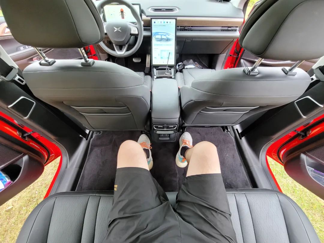 这是关于小鹏P5的一手试驾体验，手撕对手的底气够吗？休闲区蓝鸢梦想 - Www.slyday.coM