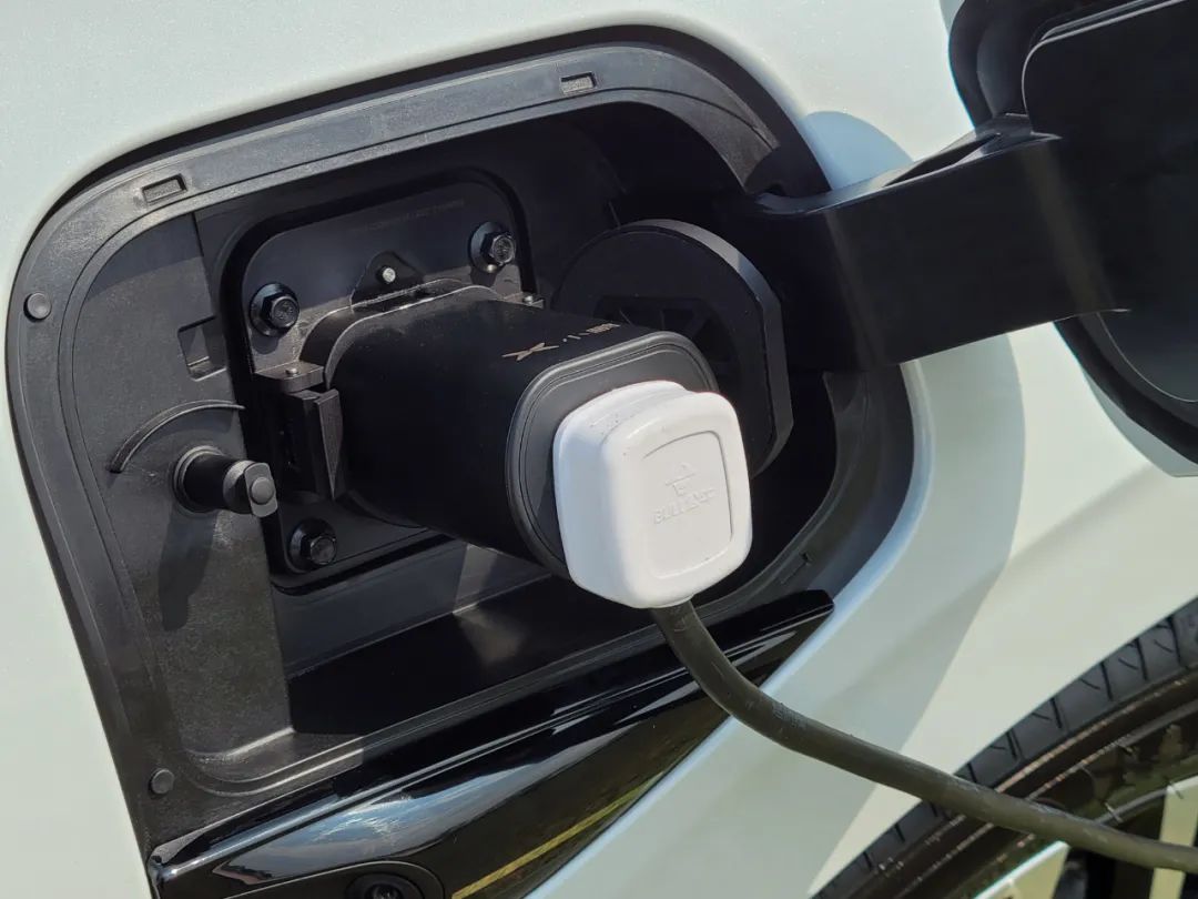 这是关于小鹏P5的一手试驾体验，手撕对手的底气够吗？休闲区蓝鸢梦想 - Www.slyday.coM