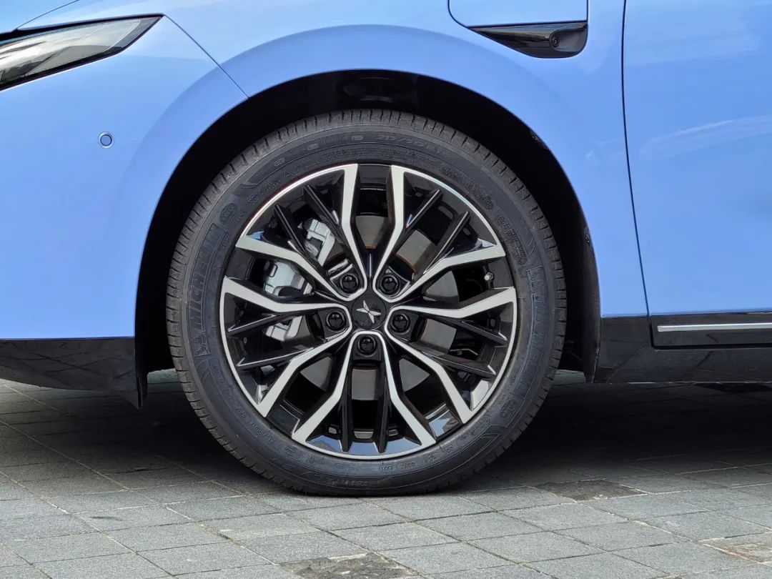 这是关于小鹏P5的一手试驾体验，手撕对手的底气够吗？休闲区蓝鸢梦想 - Www.slyday.coM