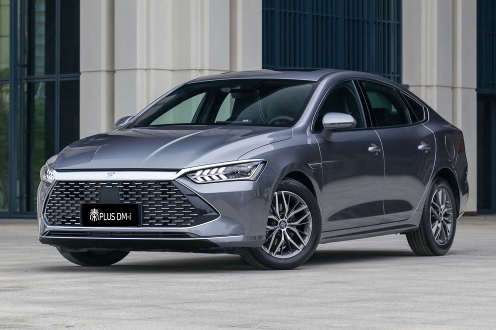 这第一款车是比亚迪秦plus dm-i(配置|询价),这款车型是比亚迪的首款