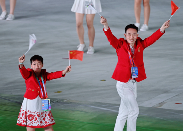 梦幻同框!朱婷全红婵身高差引热议,开幕式一细节:央视偏爱她们休闲区蓝鸢梦想 - Www.slyday.coM 梦幻同框!朱婷全红婵身高差引热议,开幕式一细节:央视偏爱她们休闲区蓝鸢梦想 - Www.slyday.coM