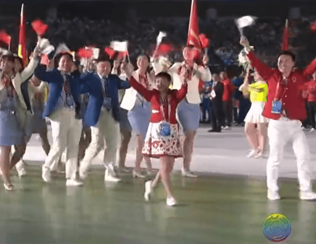 全红婵太可爱！镜头给足8秒特写，穿裙子成淑女，人气比朱婷还旺休闲区蓝鸢梦想 - Www.slyday.coM