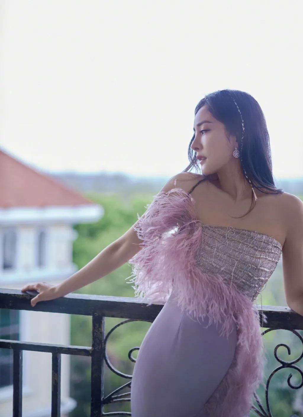 杨幂 一袭紫色拖尾羽毛裙,温柔又浪漫~ 完美演绎迷人气息