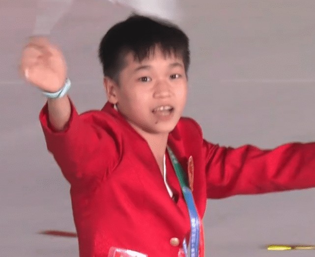 全红婵太可爱！镜头给足8秒特写，穿裙子成淑女，人气比朱婷还旺休闲区蓝鸢梦想 - Www.slyday.coM