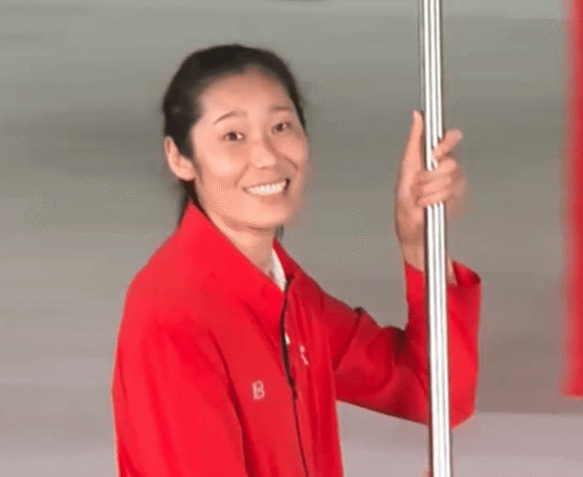 全红婵太可爱！镜头给足8秒特写，穿裙子成淑女，人气比朱婷还旺休闲区蓝鸢梦想 - Www.slyday.coM