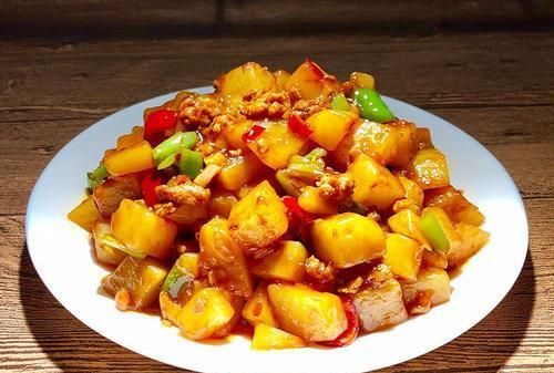 这道"炒土豆块"真是太赞了,色香味俱全,一上桌就直接被光盘