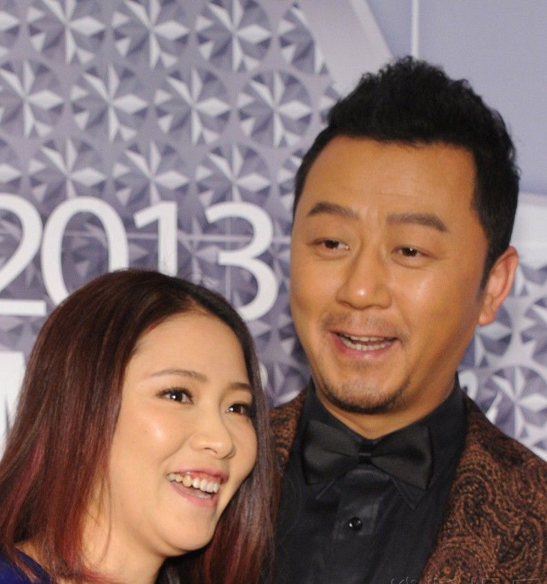 郭涛与妻子近照李燃幸福地躺在郭涛的臂弯里看上去很温馨甜蜜