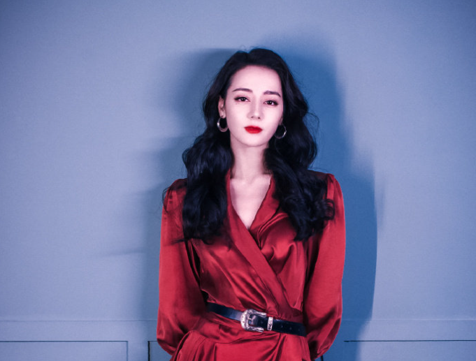 周冬雨悬崖边石头上拍照!仅用一根绳子拴在腰部,单腿站立好大胆休闲区蓝鸢梦想 - Www.slyday.coM 周冬雨悬崖边石头上拍照!仅用一根绳子拴在腰部,单腿站立好大胆休闲区蓝鸢梦想 - Www.slyday.coM