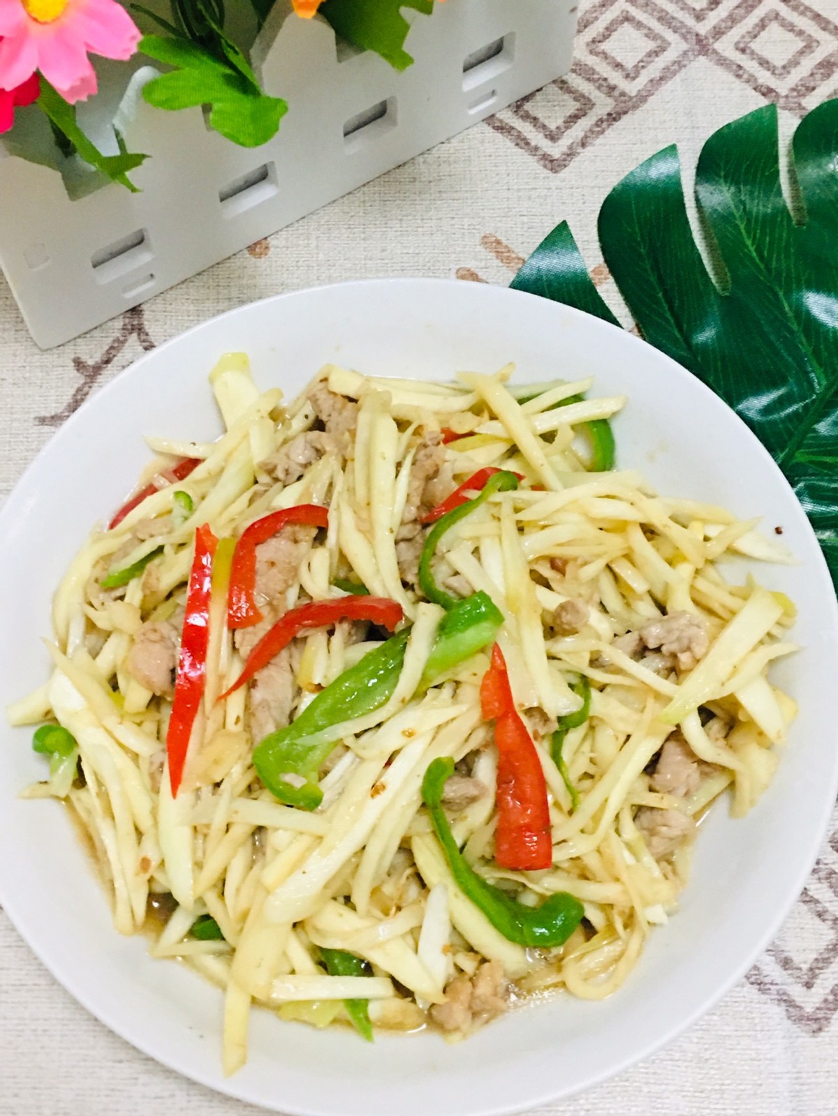 清新小炒茭白炒肉丝清新爽口营养美味超级简单哦