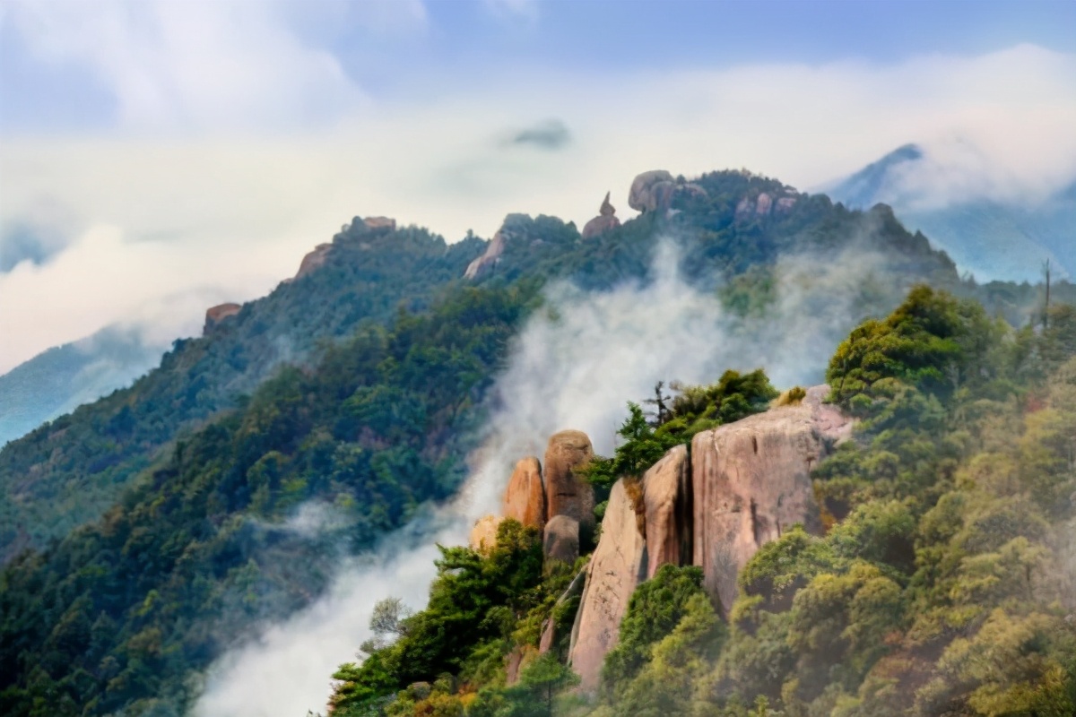 浙江与福建的界山被称怪山山中怪石奇峰无数游客接连不断