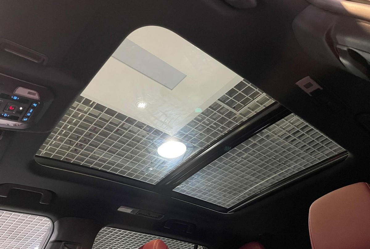 高配车型配备有可开启全景天窗,面积只能算一般.