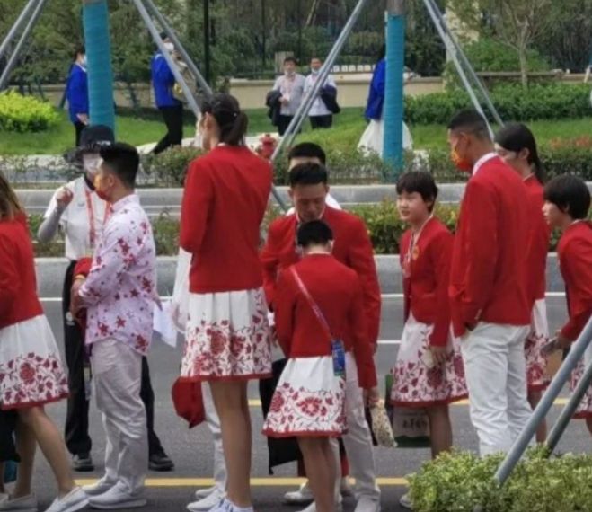 最萌身高差!1米43全红婵与1米98的朱婷“合照”,张家齐眼神亮了休闲区蓝鸢梦想 - Www.slyday.coM