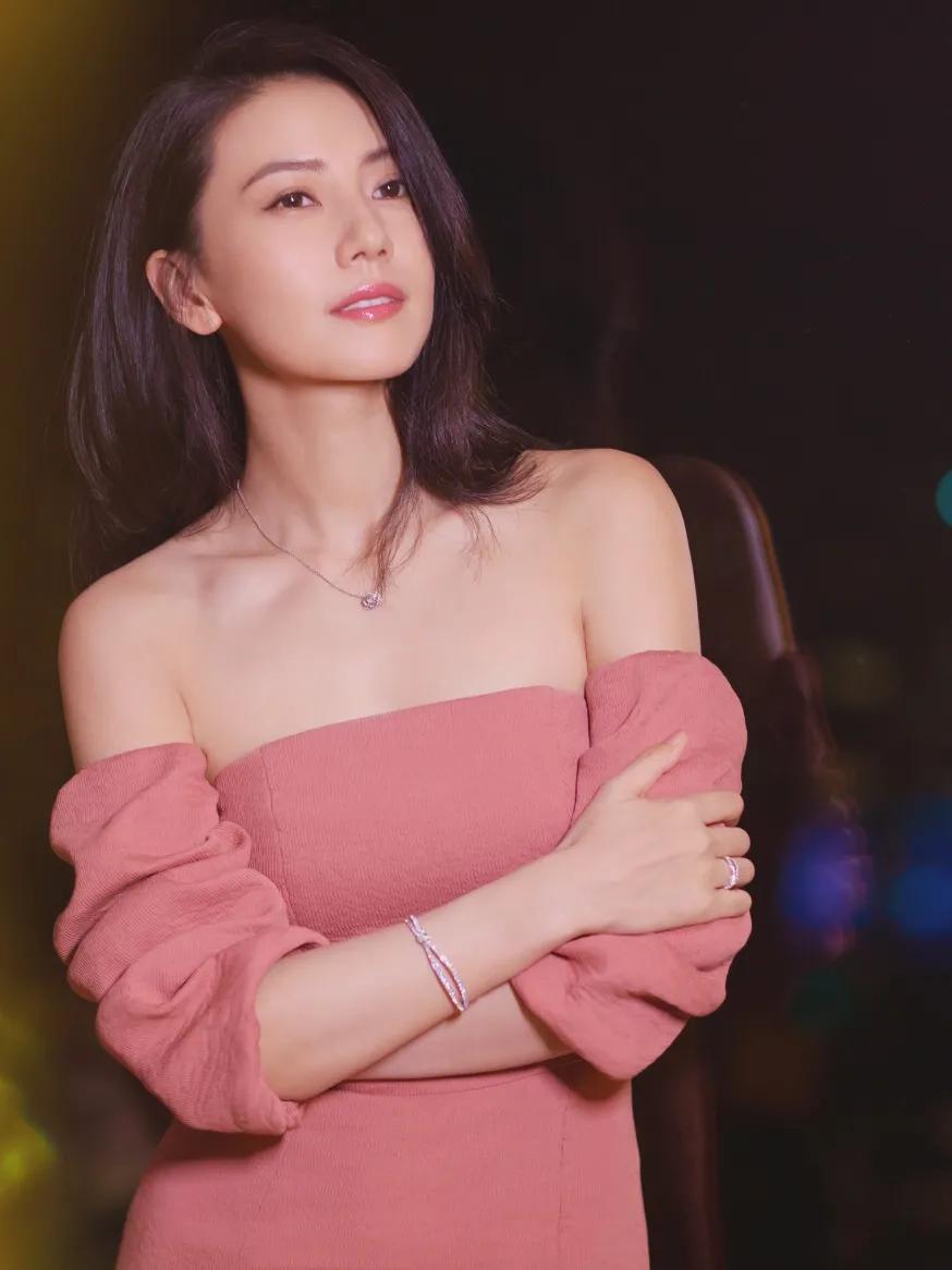 高圆圆淡粉色的毛衣穿搭很凸显出自身气质的同时还具有时尚的气息