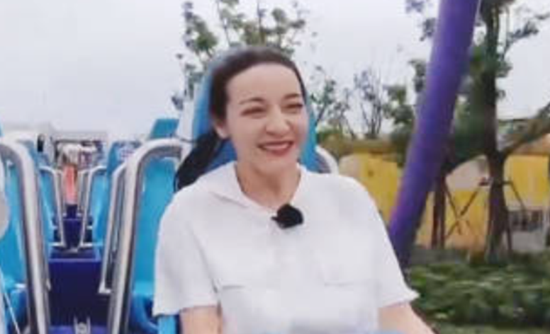 周冬雨悬崖边石头上拍照!仅用一根绳子拴在腰部,单腿站立好大胆休闲区蓝鸢梦想 - Www.slyday.coM 周冬雨悬崖边石头上拍照!仅用一根绳子拴在腰部,单腿站立好大胆休闲区蓝鸢梦想 - Www.slyday.coM