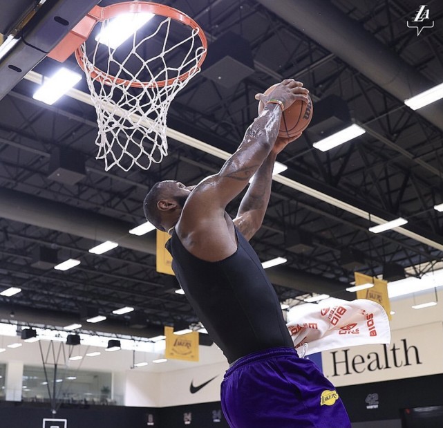 结束度假!詹姆斯回归洛杉矶训练场,狂秀手臂肌肉 背身扣篮