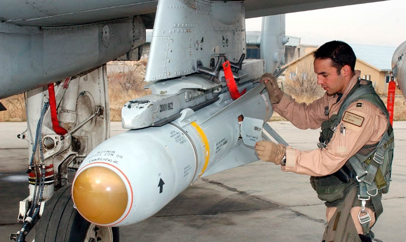 agm-65小牛空地导弹,其实力不容小觑,可精确打击点状目标!__财经头条