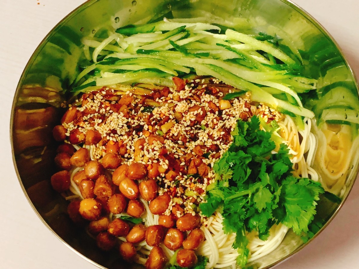 多放一勺辣椒油,进行调味,可以调成酸辣口味,也可以调成酸甜口味的,都