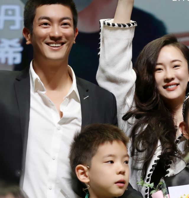 杜江一家出游被偶遇,7岁嗯哼身高瞩目,霍思燕再牵小女孩现身!