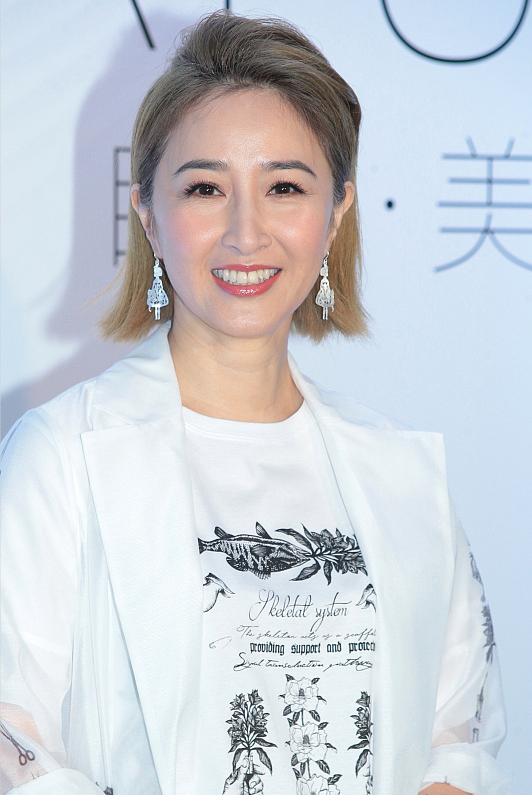 快60岁的关咏荷状态还跟年轻人一样穿白衣不显老还是那么美