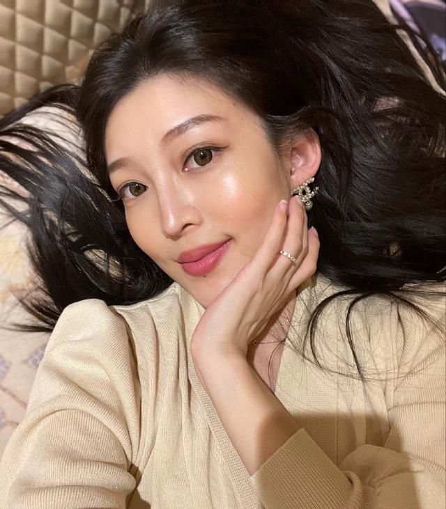 德云社烧饼老婆晒美照举手投足都是名牌身边处处都有绿色