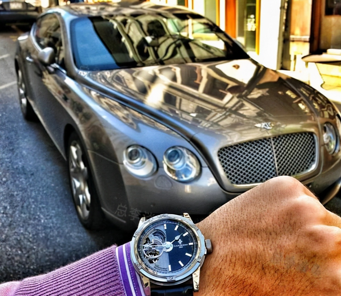 名下有一套房产,三辆豪车,朋友圈里发的也是豪车,是一个高富帅,就当