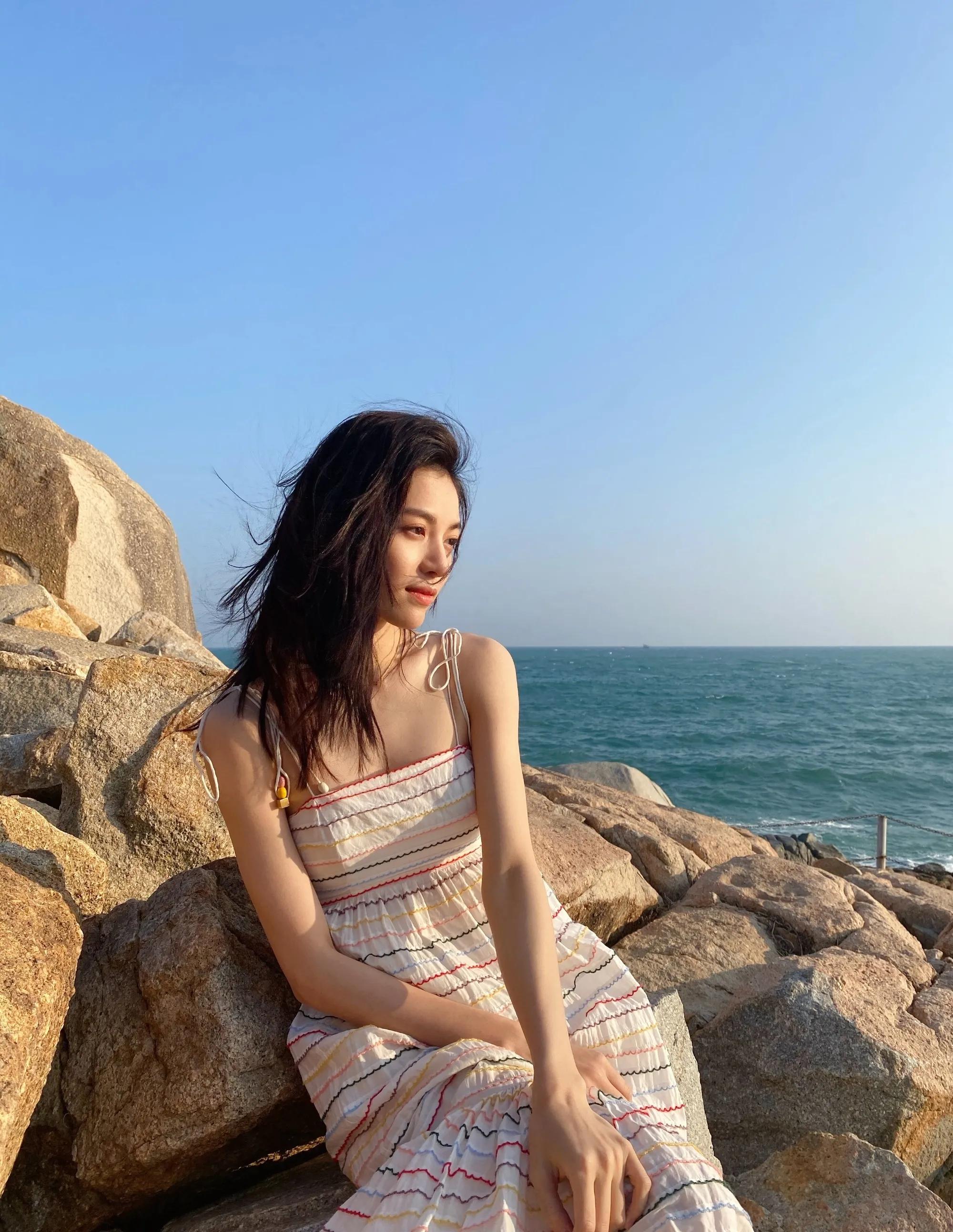 钟楚曦海边度假穿搭,彩虹条纹吊带连衣裙搭配白色小凉鞋|钟楚曦|穿搭