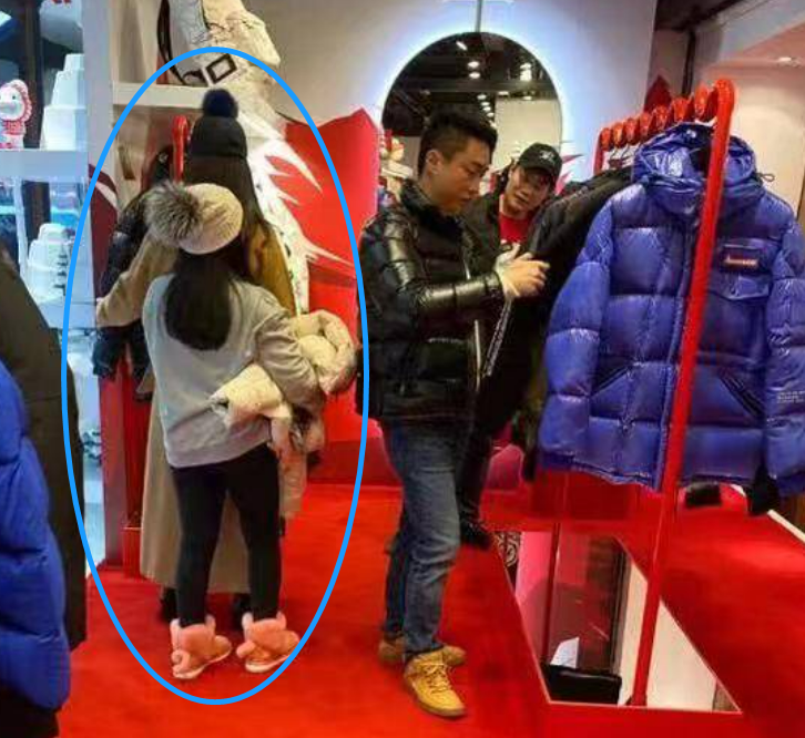 李湘吐槽女儿上课玩手机！看妈妈直播刷礼物，当场被工作人员发现休闲区蓝鸢梦想 - Www.slyday.coM