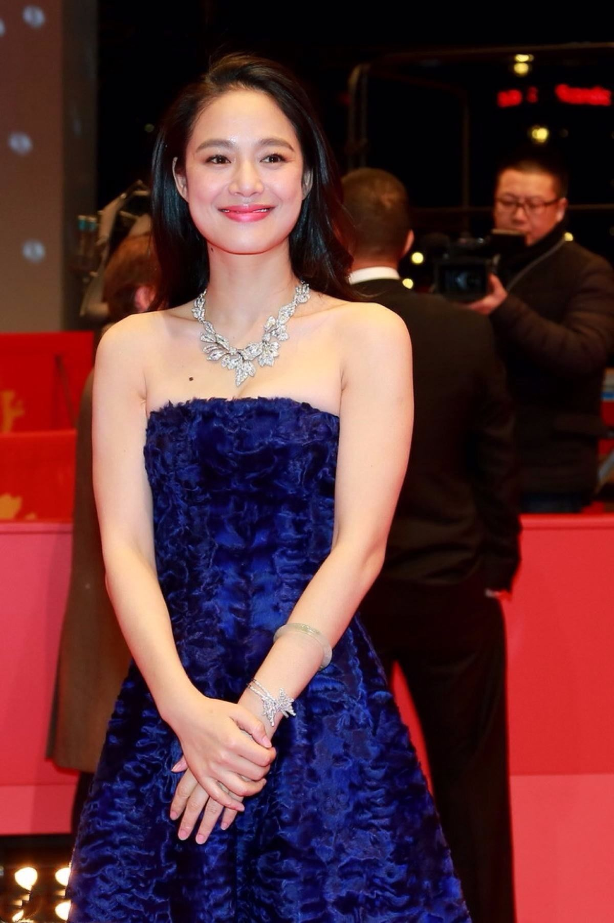 周韵的气质感真不是吹的穿黑色流苏裙温婉优雅藏不住的高级感