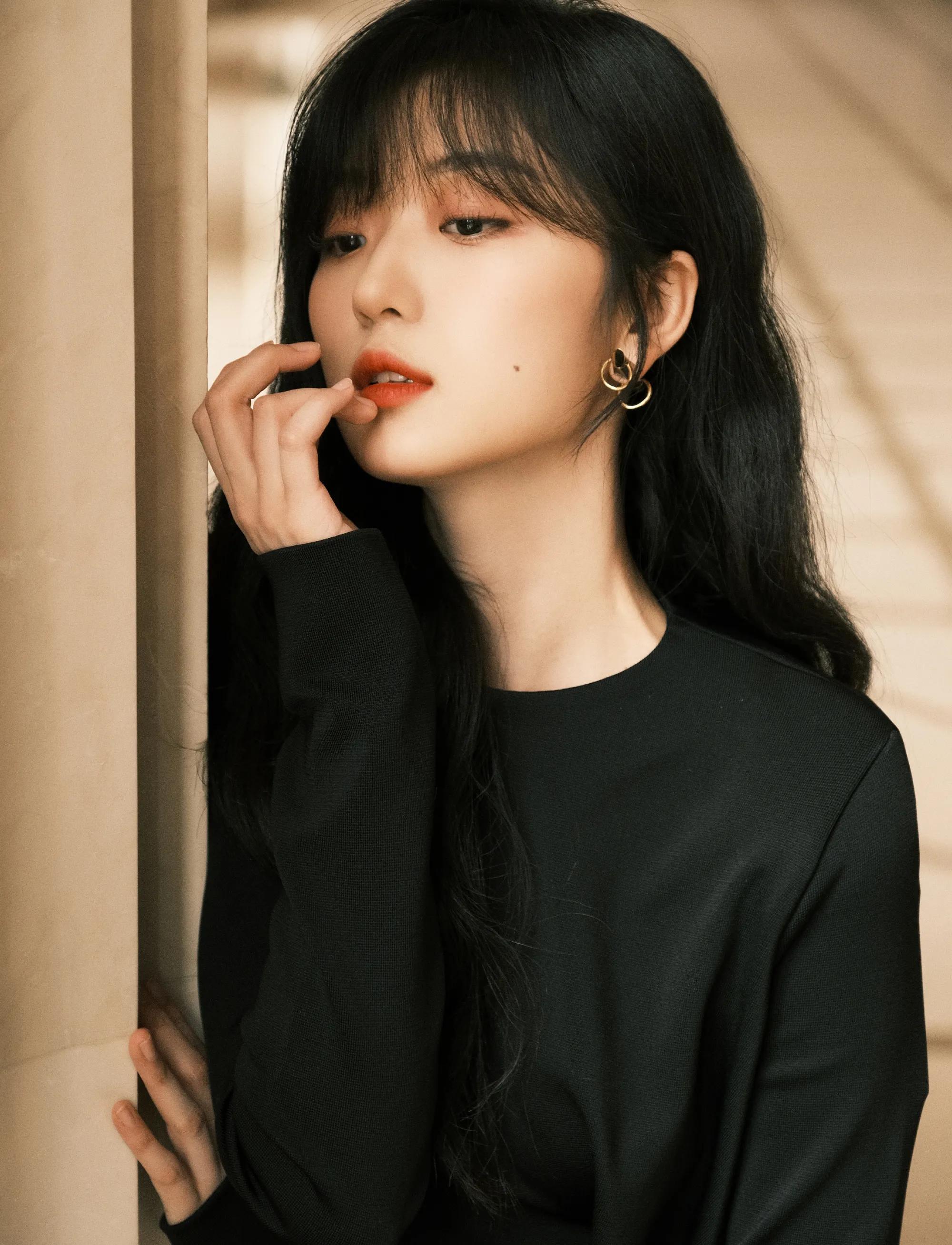 孙千一身黑色针织连衣裙搭配微卷长发|孙千|长发|连衣裙_新浪新闻