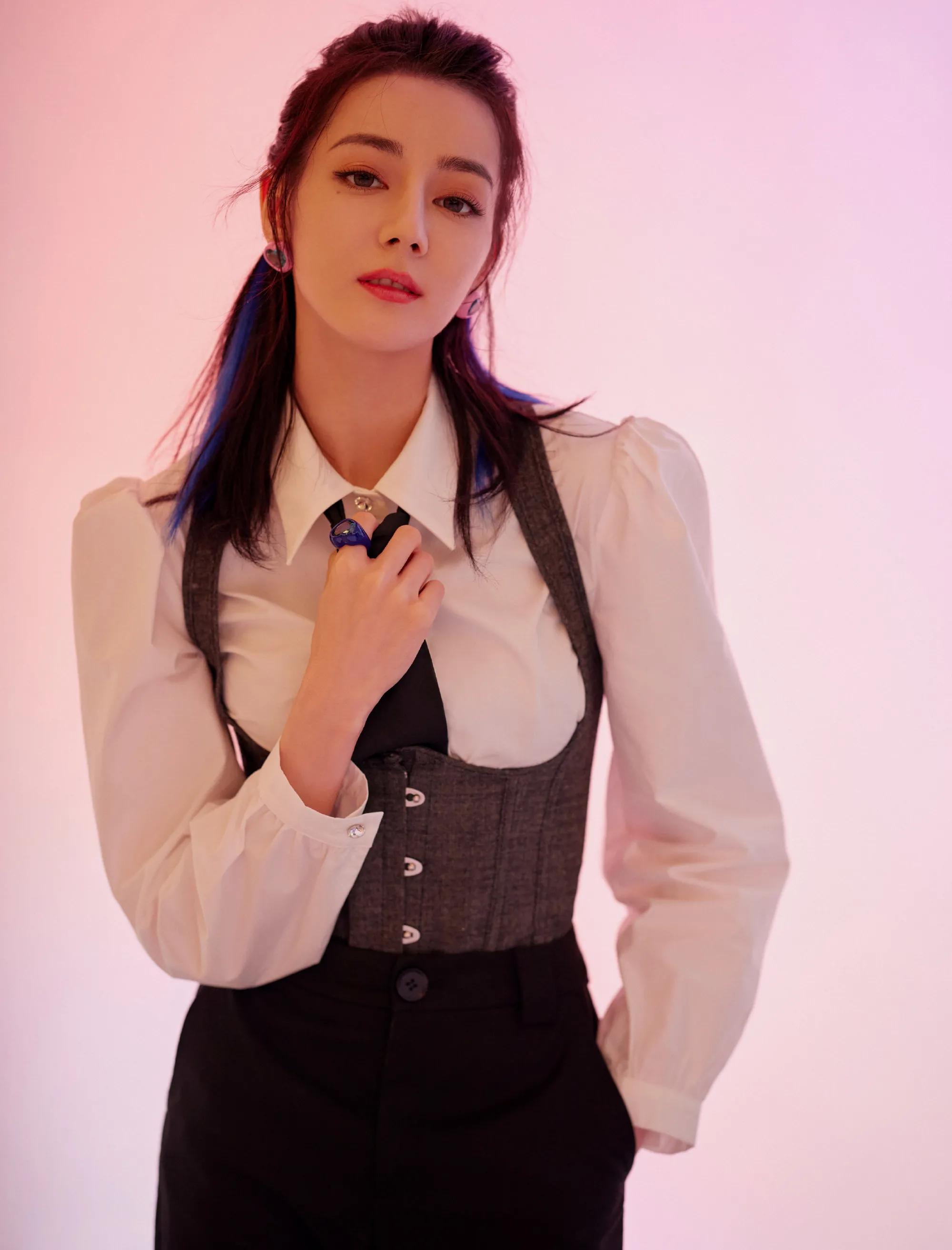 迪丽热巴白衬衣西装短裤蓝色挑染高马尾青春气息满满甜酷范儿