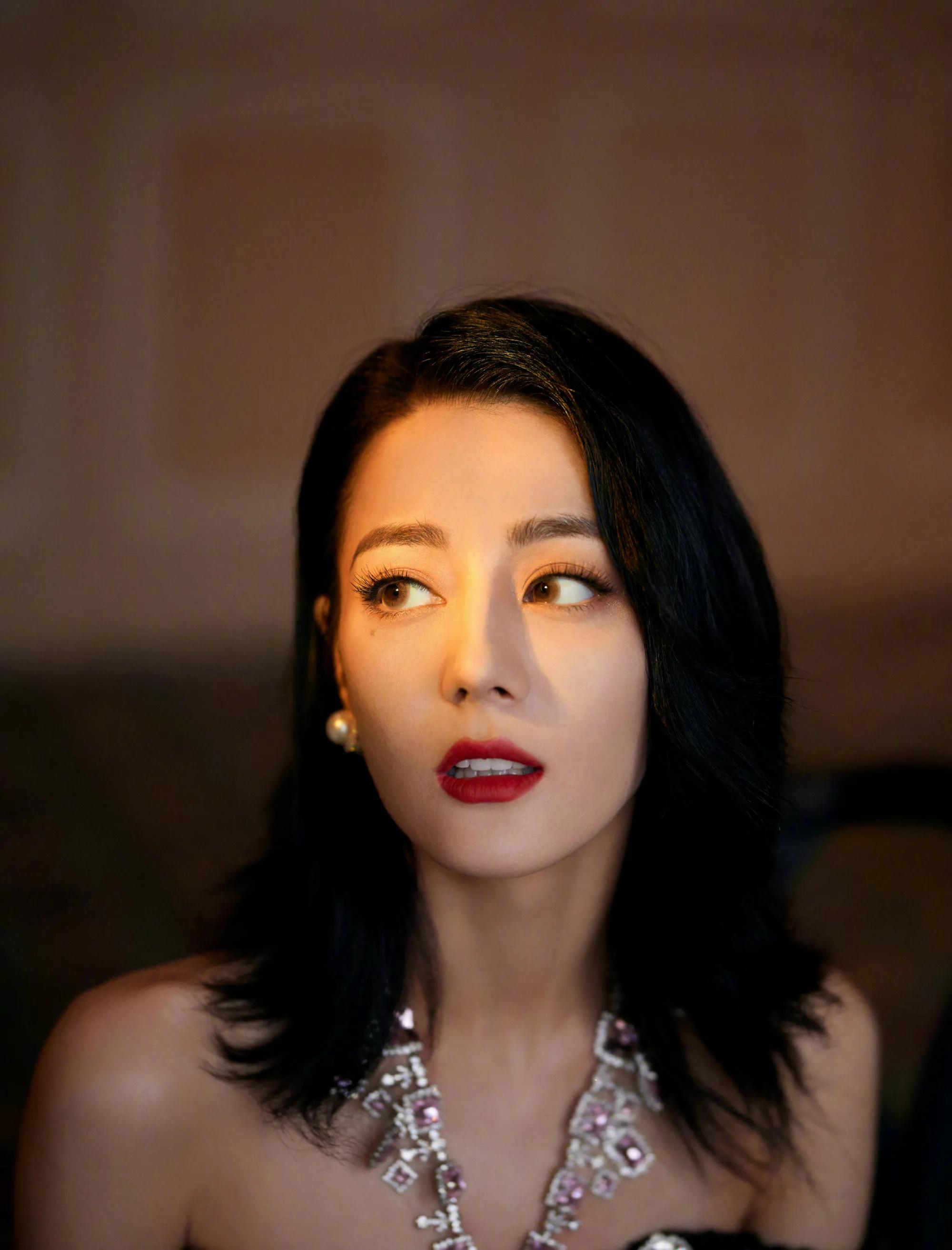 迪丽热巴身着黑色丝绒挂颈式珠宝裙,彰显复古气质,捕捉耀眼时刻