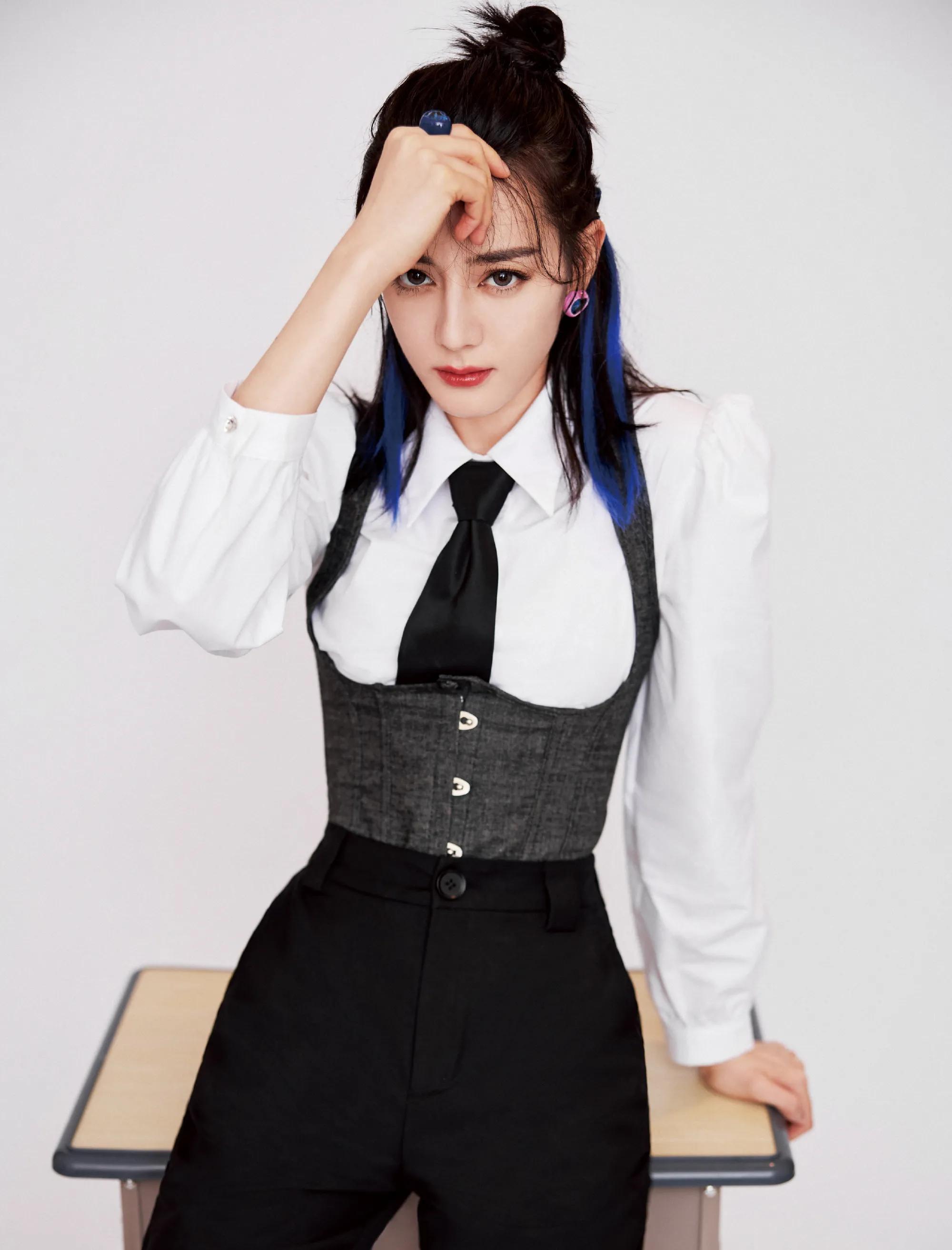 迪丽热巴白衬衣西装短裤蓝色挑染高马尾青春气息满满甜酷范儿