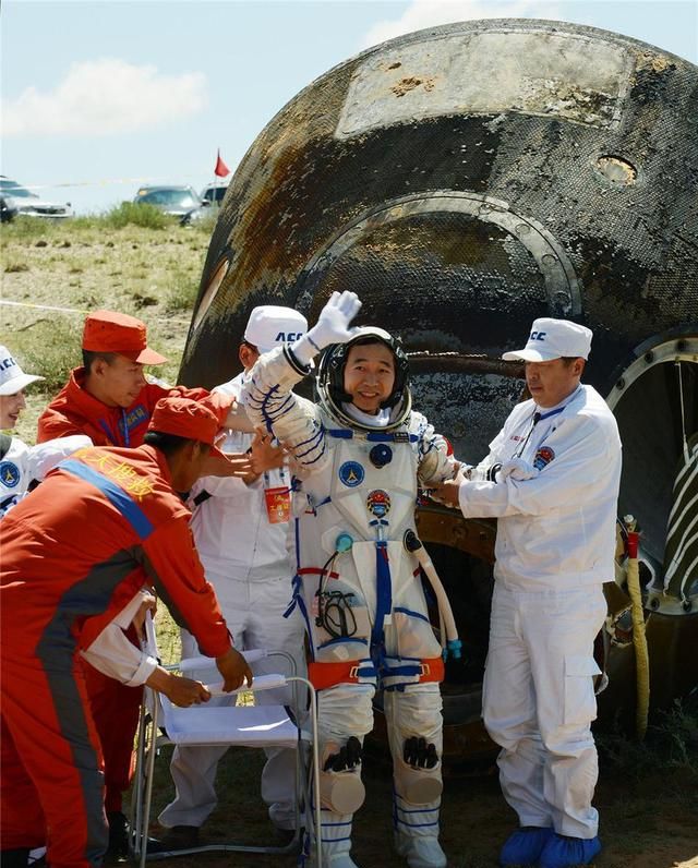 航天员返回地球后,为什么都站不起来,要坐在轮椅上?牺牲太大了休闲区蓝鸢梦想 - Www.slyday.coM