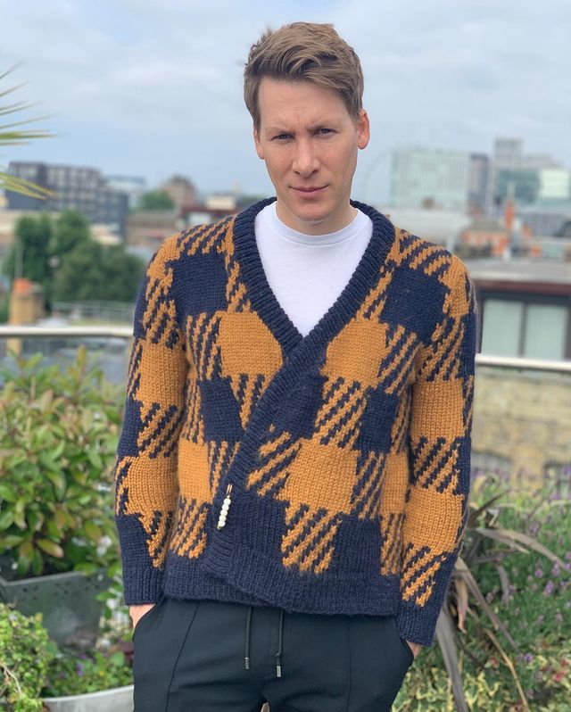 跳水冠军戴利来走红毯还织毛衣!一身西装造型好帅,藏起8块腹肌