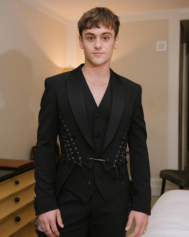 跳水冠军戴利来走红毯还织毛衣!一身西装造型好帅,藏起8块腹肌