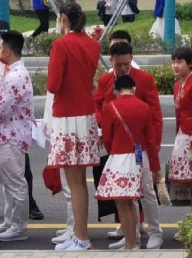 1米98朱婷与全红婵同框来了！上演最萌身高差，网友：谢哥当背景休闲区蓝鸢梦想 - Www.slyday.coM