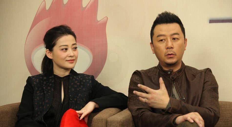 郭涛与妻子近照李燃幸福地躺在郭涛的臂弯里看上去很温馨甜蜜