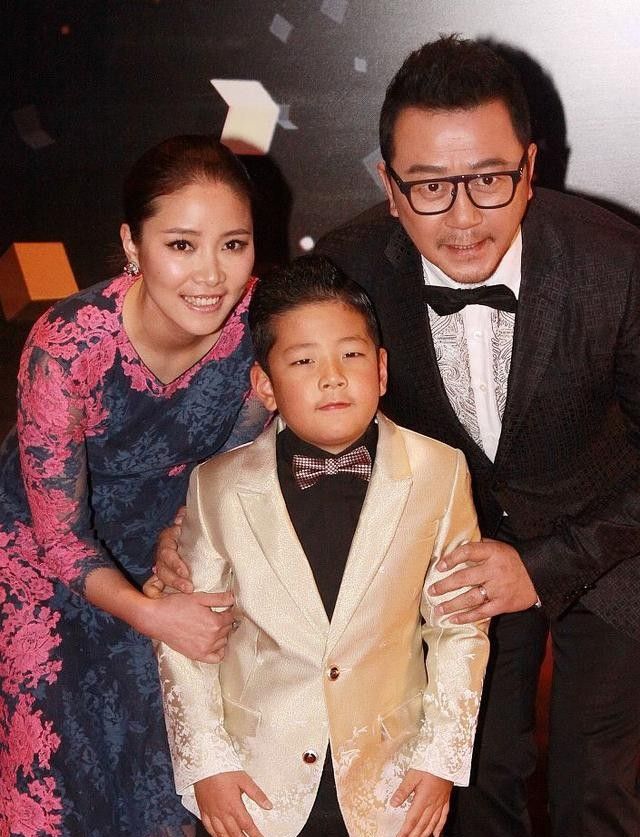 郭涛与妻子近照李燃幸福地躺在郭涛的臂弯里看上去很温馨甜蜜