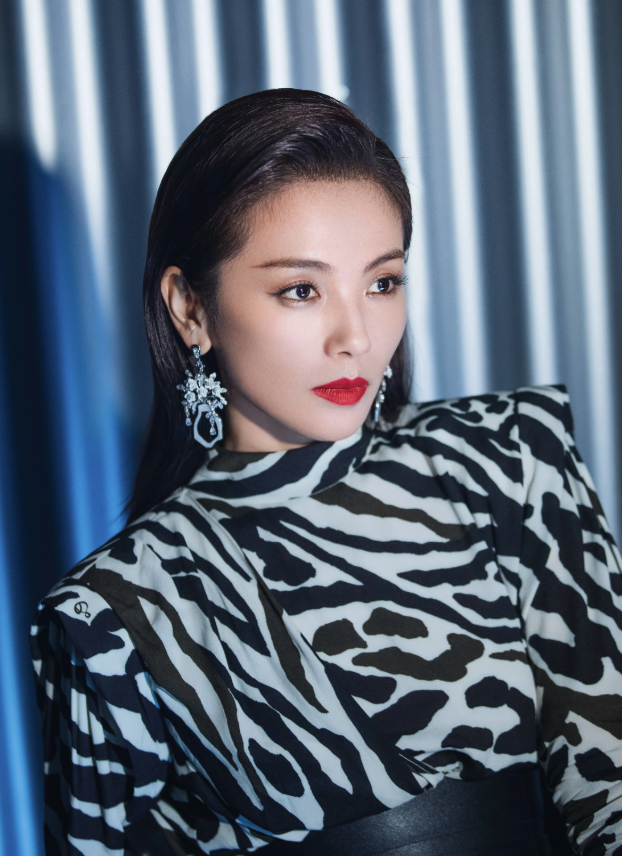 刘涛斑马纹连衣裙大片,黑色束腰勾勒窈窕身姿,大背头气场强