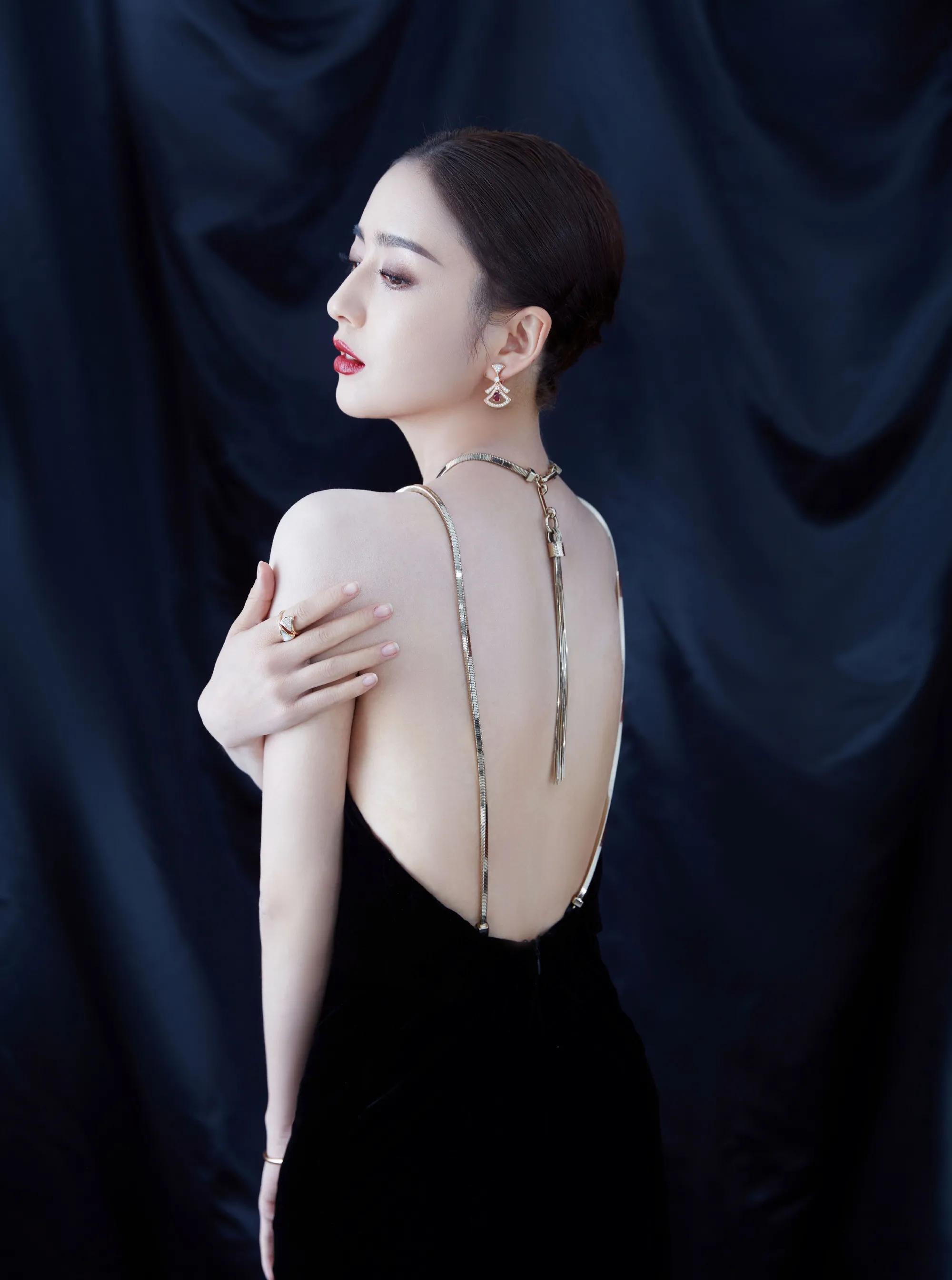 佟丽娅身着黑色西装裙搭配流苏耳饰,举手投足间尽显优雅气质