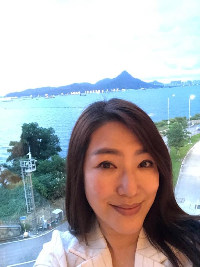 53岁关宝慧至今单身与黄日华聚会被喊话在一起感觉两人很般配