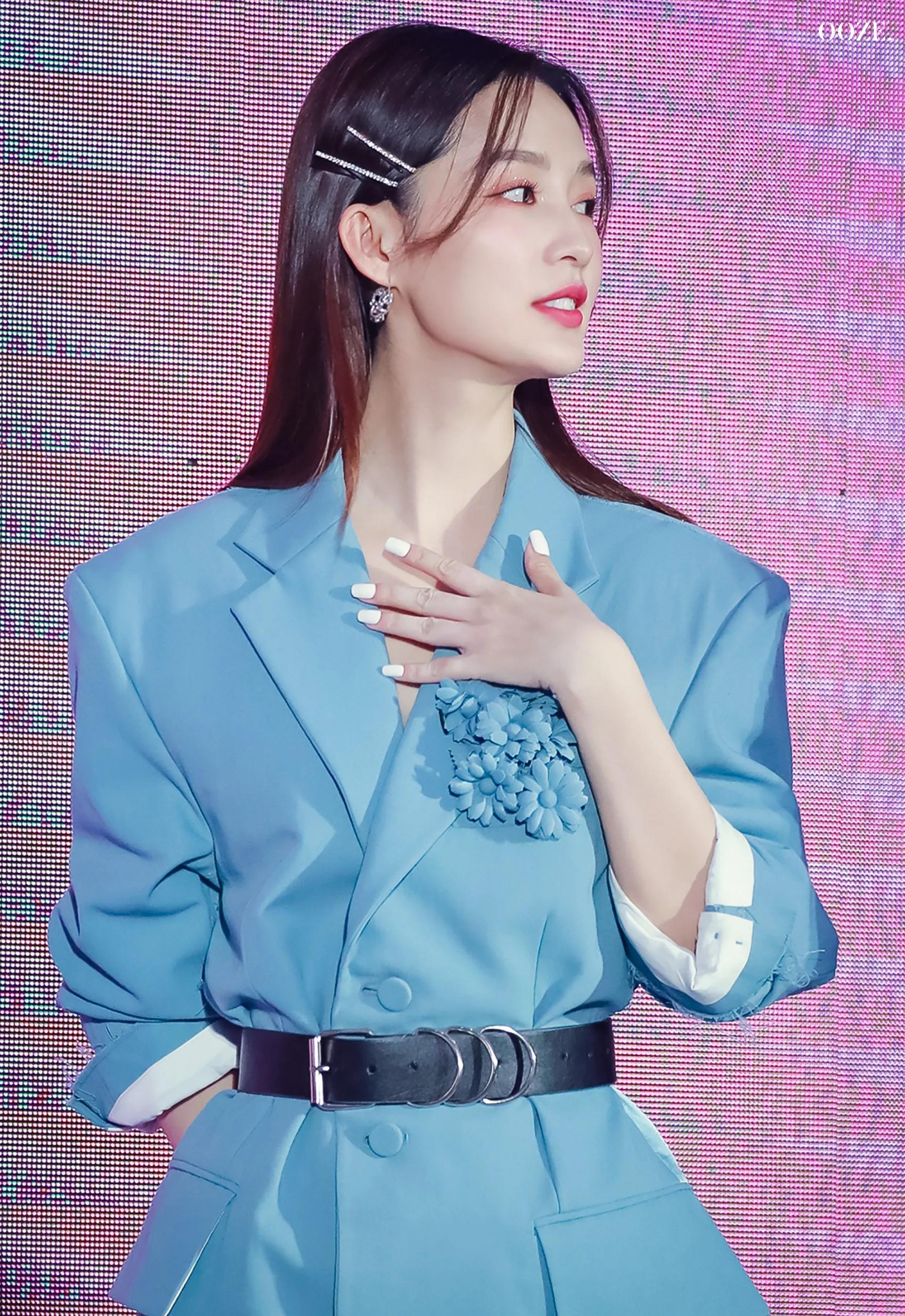 李沁 粉嫩桃花妆搭配蓝色套装|李沁_新浪新闻